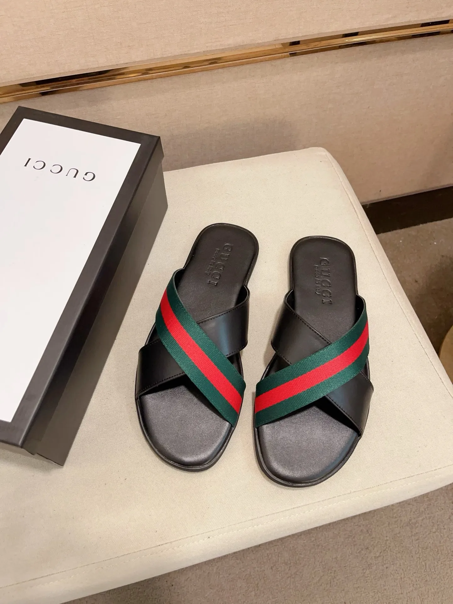 Men's shoes 💰: 240💰 [gucci Gucci slippers] High-end men's shoes brand official website 1:1 latest masterpiece: original mold customization, the fabric is made of imported original materials, upgraded outsole, lighter and non-slip. The market's top quality, simple yet tasteful, a must-have for fashionistas, fashionable at your feet, full of confidence, the same style at the counter 👍The season of summer slippers is here. Code: 38-45